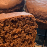 Bolo de ricota, mel e pinoli